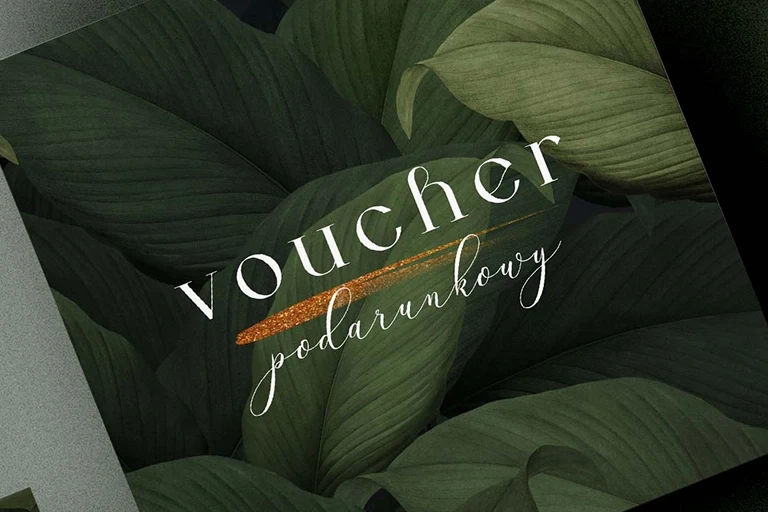 Grafika przedstawiająca bon podarunkowy Botanic z motywem zielonych liści i napisem „voucher podarunkowy”