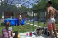 Rodzina wewnątrz zadaszenia basenowego