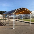 metalowa wiata z poliwęglanu na placu