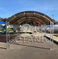 widok spod wiaty, stalowa konstrukcja łukowa